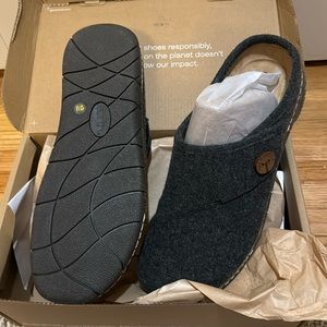 Earth dark grey women’s size 12 mule